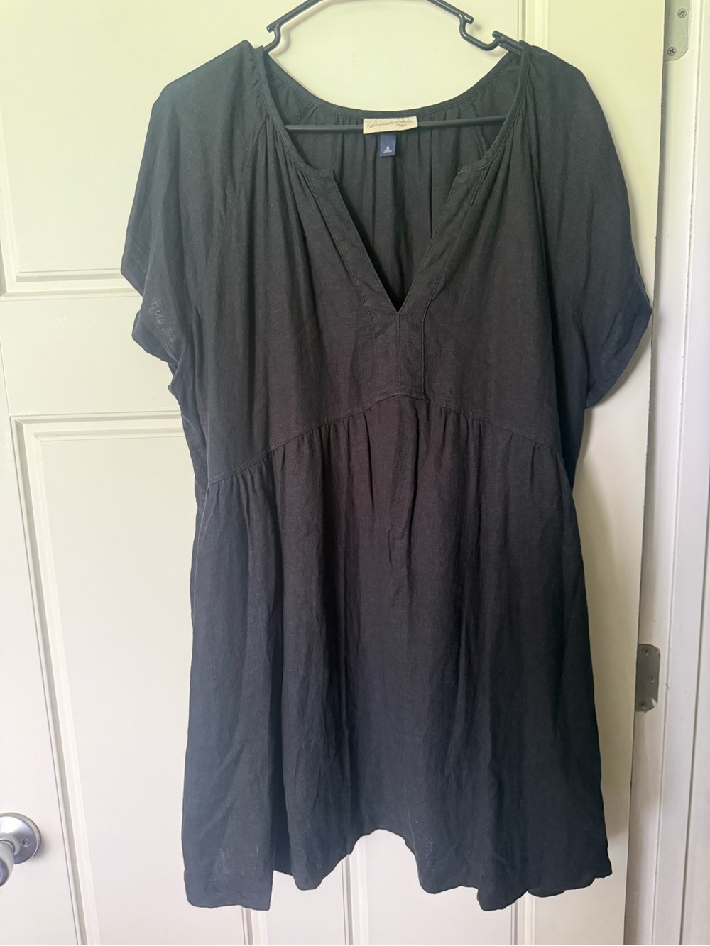 Universal Thread Black V-Neck Short Sleeve Tunic Dress